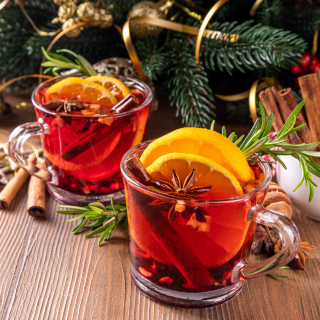 Festive Christmas Drinks: Cocktails & Mocktails with Easy Recipes